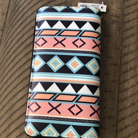 NWT Vegan Southwest Look 👀 Zip Wallet. Zip and card compartments. Secure! - Picture 5 of 17